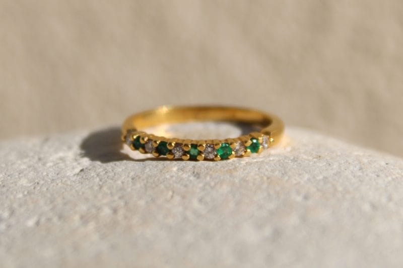 Bague Olivia ✦ Demie alliance en or jaune diamants et émeraudes
