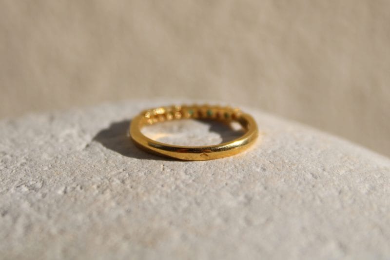 Bague Olivia ✦ Demie alliance en or jaune diamants et émeraudes