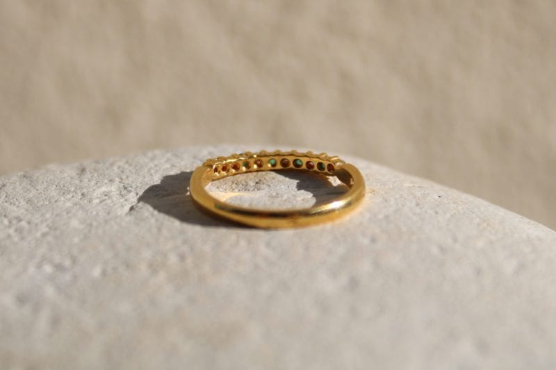 Bague Olivia ✦ Demie alliance en or jaune diamants et émeraudes