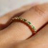 Bague Olivia ✦ Demie alliance en or jaune diamants et émeraudes