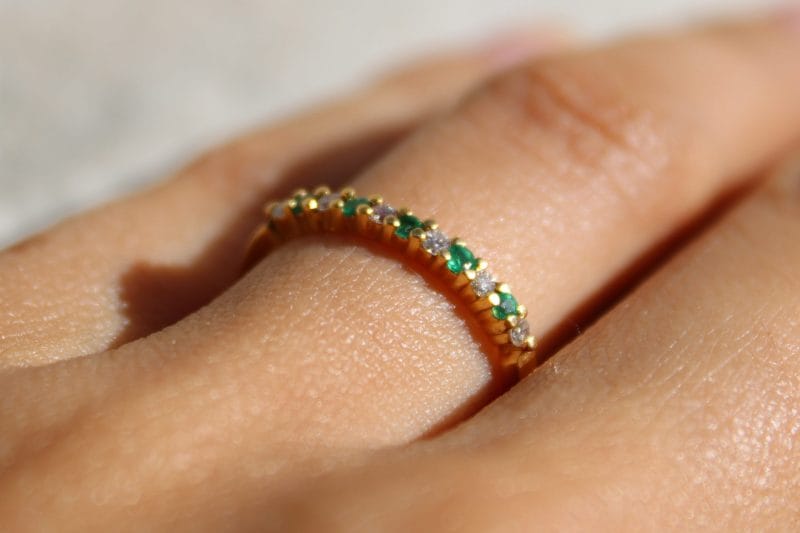 Bague Olivia ✦ Demie alliance en or jaune diamants et émeraudes