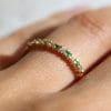 Bague Olivia ✦ Demie alliance en or jaune diamants et émeraudes