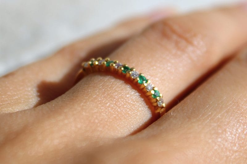 Bague Olivia ✦ Demie alliance en or jaune diamants et émeraudes