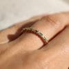 Bague Olivia ✦ Demie alliance en or jaune diamants et émeraudes