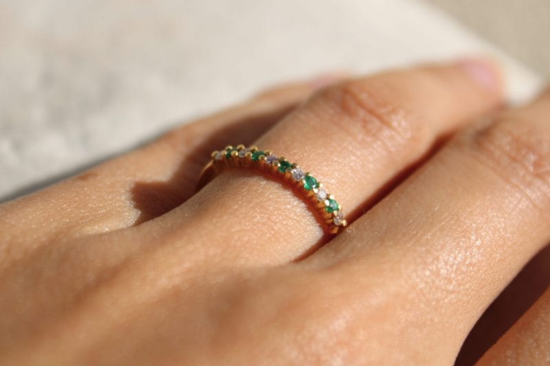 Bague Olivia ✦ Demie alliance en or jaune diamants et émeraudes