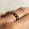 Bague Olivia ✦ Demie alliance en or jaune diamants et émeraudes