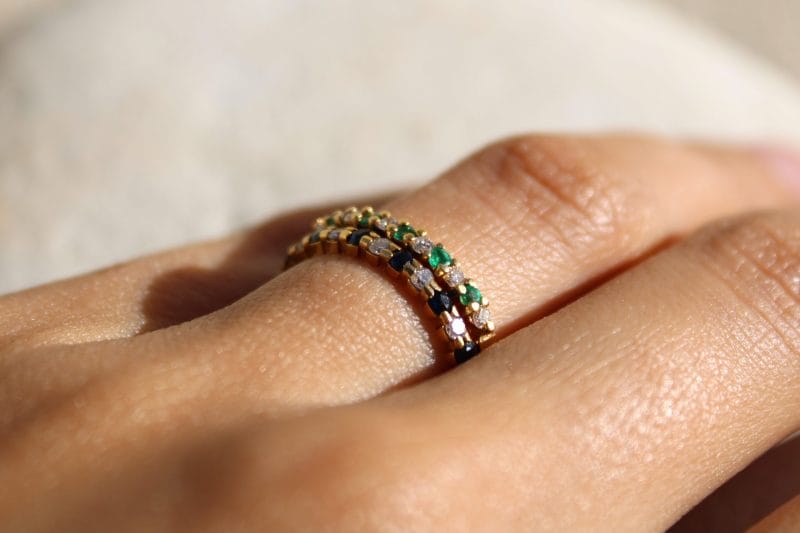 Bague Olivia ✦ Demie alliance en or jaune diamants et émeraudes